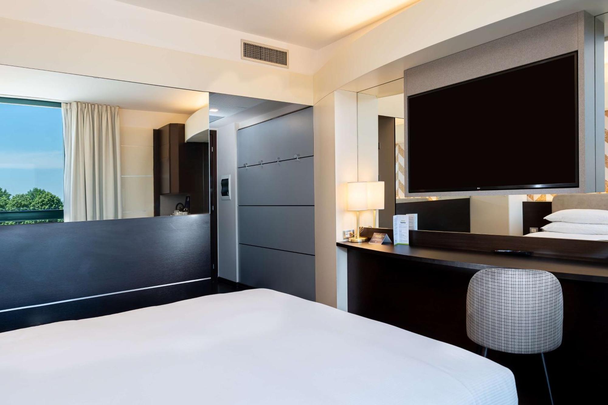 Hotel Doubletree By Hilton Milan Malpensa Solbiate Olona Exterior foto